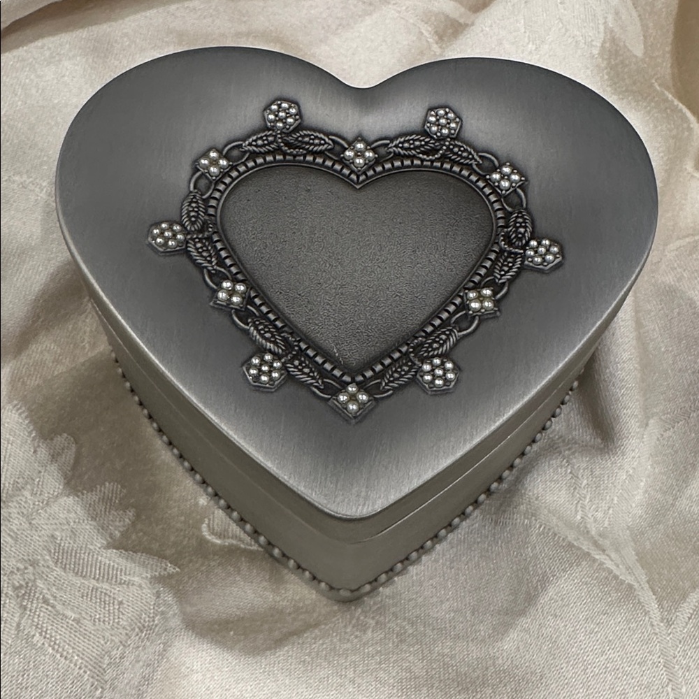 NWOT Musical Heart Shaped Box - Jewelry and Keepsake